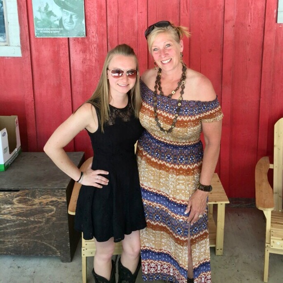 Meet your Poshers, Claudia & Kelly - Picture 3 of 10